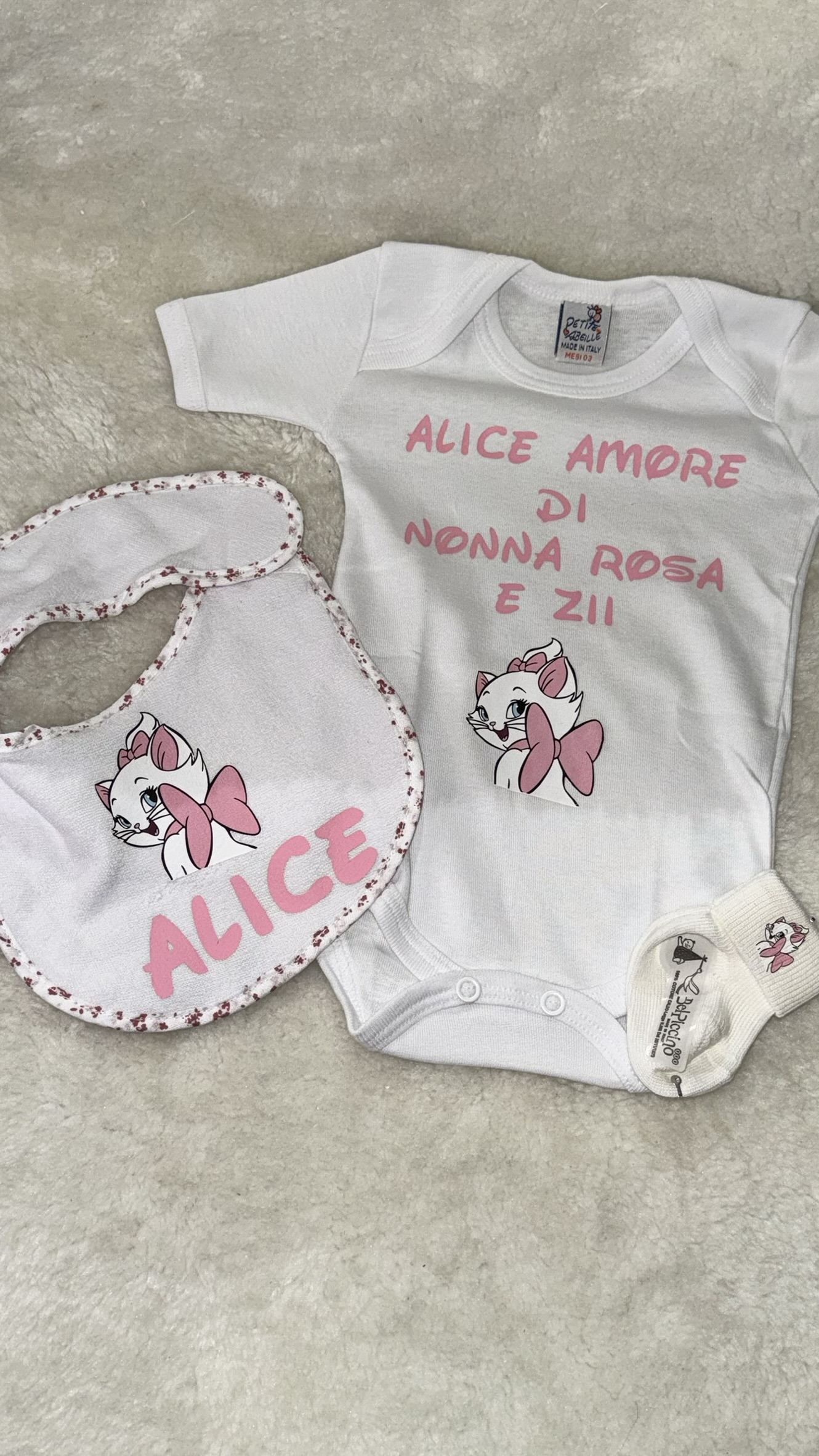 Set Neonata Personalizzato con Personaggio – Body, Bavetta e Calze