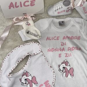 Kit Nascita Personalizzato con Personaggio – Body, Bavetta, Calze, Scarpette e Scatola