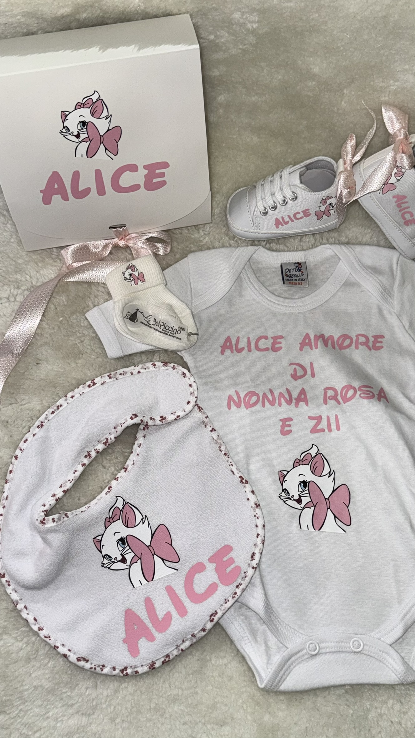 Kit Nascita Personalizzato con Personaggio – Body, Bavetta, Calze, Scarpette e Scatola