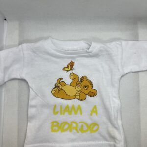Maglia Personalizzata da Auto Bimbo &ldquo;Nome a Bordo&rdquo; con Personaggio
